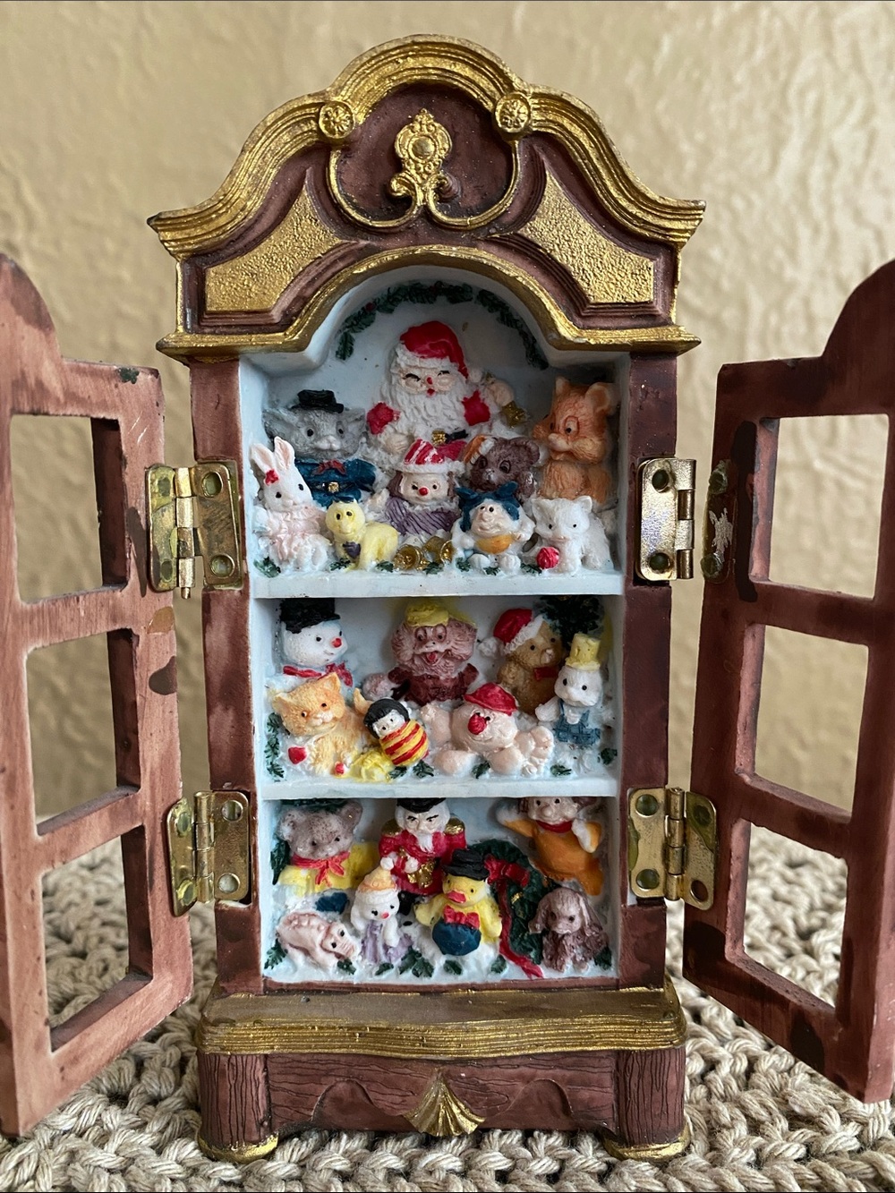 🧸Vintage🧸Dollhouse Christmas Cabinet Hutch With Toys - Picture 3 of 9